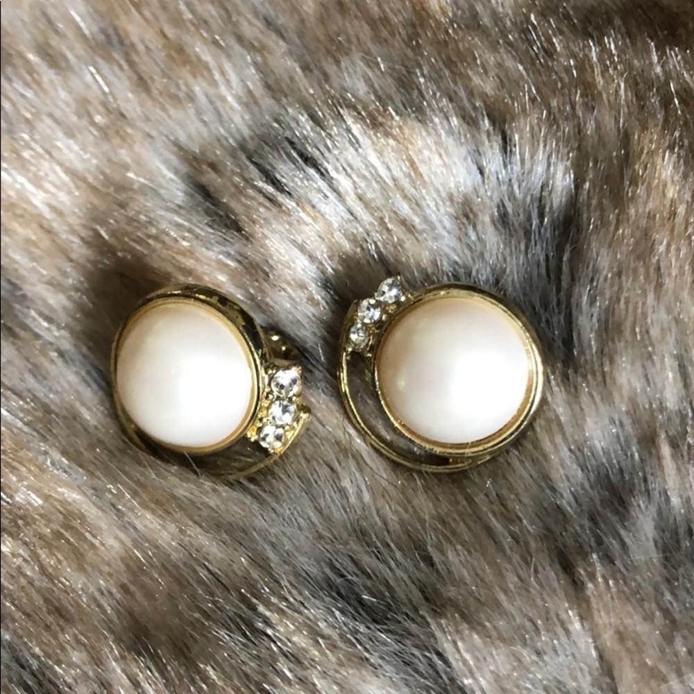 Gold pearl clip-on earrings